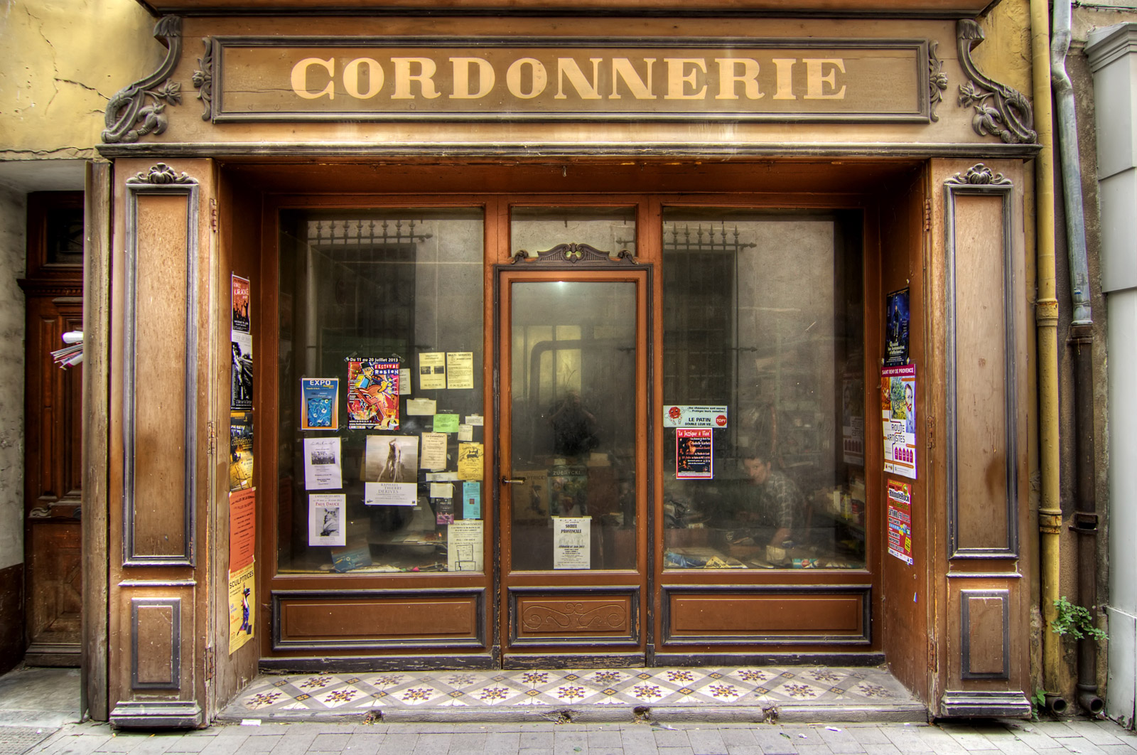 Cordonnerie storefront, L'Isle-sur-la-Sorgue